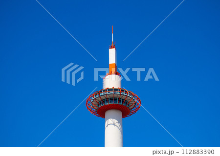 【京都風景】京都タワー　まっすぐ伸びるスマートフォルム 112883390