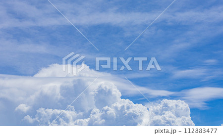 真夏の青空に発生した積乱雲 真夏の青空に発生した積乱雲 112883477
