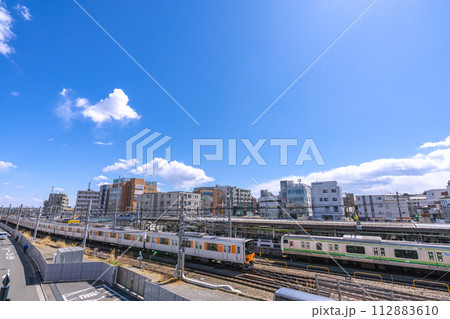 日本の横浜都市景観 長津田駅や行き交う電車などを望む 日本の横浜都市景観 長津田駅や行き交う電車などを望む 112883610