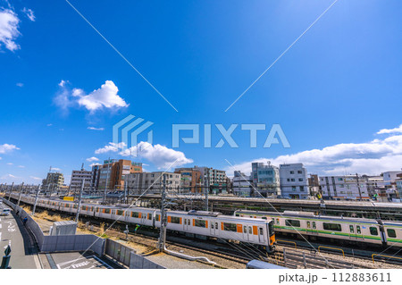 日本の横浜都市景観　長津田駅や行き交う電車などを望む 112883611