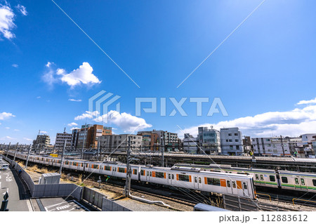 日本の横浜都市景観　長津田駅や行き交う電車などを望む 112883612