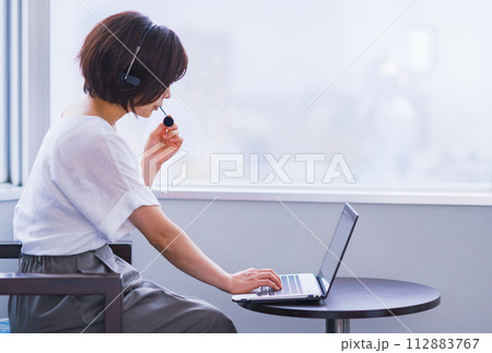 リモート で 人事面談 ( 1 on 1 ) を受ける 【 リモートワーク の イメージ 】 リモート で 人事面談 ( 1 on 1 ) を受ける 【 リモートワーク の イメージ 】 112883767