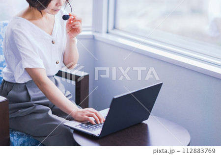 リモート で 人事面談 ( 1 on 1 ) を受ける 【 リモートワーク の イメージ 】 112883769