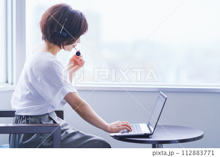 リモート で 人事面談 ( 1 on 1 ) を受ける 【 リモートワーク の イメージ 】 112883771