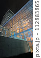夜のビル 112883865