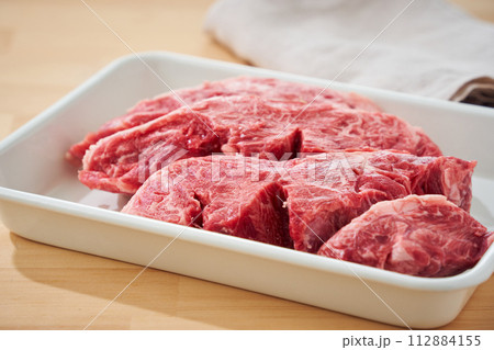 生の牛スネ肉 生の牛スネ肉 112884155