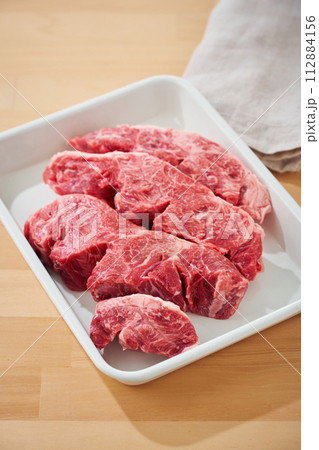 生の牛スネ肉 112884156
