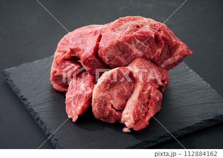生の牛スネ肉 112884162