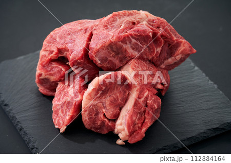生の牛スネ肉 112884164