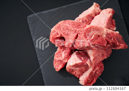 生の牛スネ肉 生の牛スネ肉 112884167