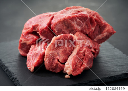 生の牛スネ肉 112884169