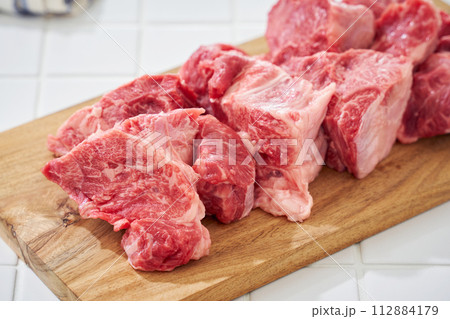 生の牛スネ肉 112884179