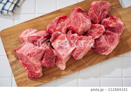 生の牛スネ肉 生の牛スネ肉 112884181