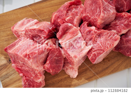 生の牛スネ肉 112884182