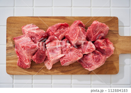 生の牛スネ肉 112884183