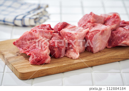 生の牛スネ肉 112884184