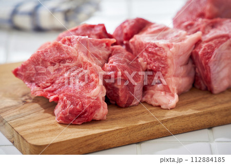 生の牛スネ肉 112884185