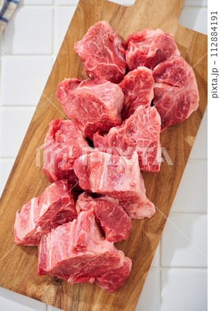 生の牛スネ肉 112884191