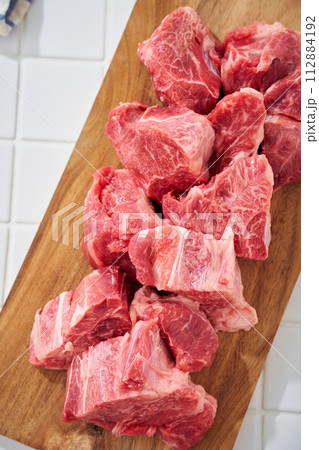 生の牛スネ肉 生の牛スネ肉 112884192