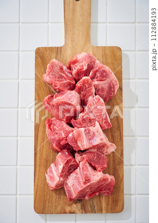 生の牛スネ肉 112884193