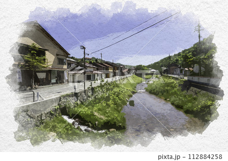 水彩画風　雲南　吉田町の町並み　吉田川　島根県雲南市 112884258