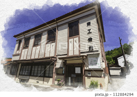 水彩画風　雲南　吉田町の町並み　吉田町商工会館　島根県雲南市 112884294