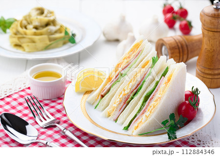 サンドイッチ (ミックスサンド)とジェノベーゼパスタ サンドイッチ (ミックスサンド)とジェノベーゼパスタ 112884346