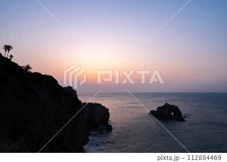 朝の海岸線 112884469