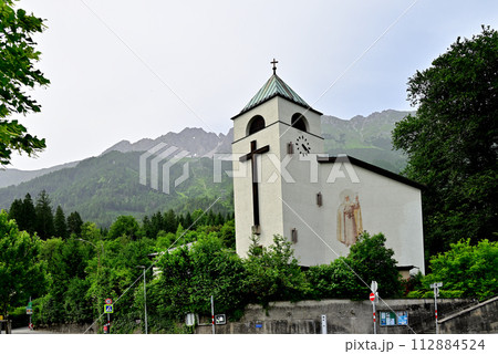 ノルトケッテ連峰を背にフンガーブルクの教会 112884524