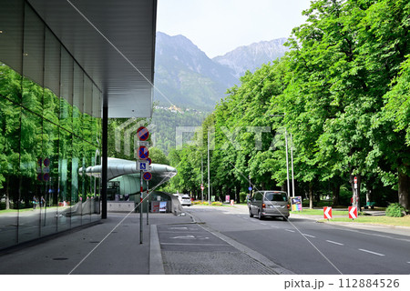 背後のノルトケッテ連峰への登り口。フンガーブルクバーンの地下駅 112884526