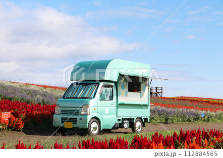 キッチンカーと花畑 112884565