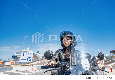 クルーザーバイクで横浜ツーリングをする女性ライダー 112884778