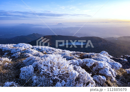 雪の韓国岳山頂 112885070