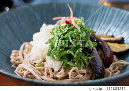 揚げナスと大葉と大根おろしの冷たいお蕎麦 112885211
