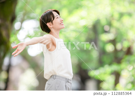 女性　ストレッチ　深呼吸　新緑 112885364