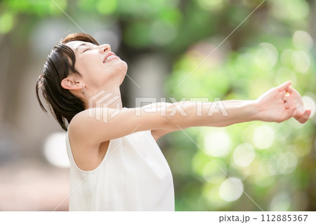 女性　ストレッチ　深呼吸　新緑 112885367