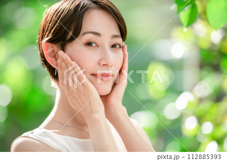 ビューティー　日差し　美白 112885393