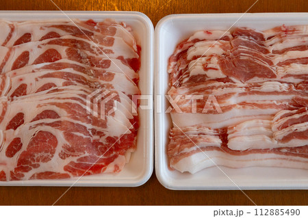 白トレーに入った豚肉のしゃぶしゃぶ用スライス　黒豚のバラ肉と肩ロース肉 112885490