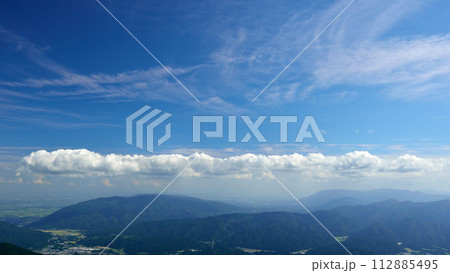 山頂から見る夏の空と雲 112885495