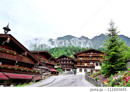 テラスに花鉢が並ぶ、花の村アルプバッハ 112885685