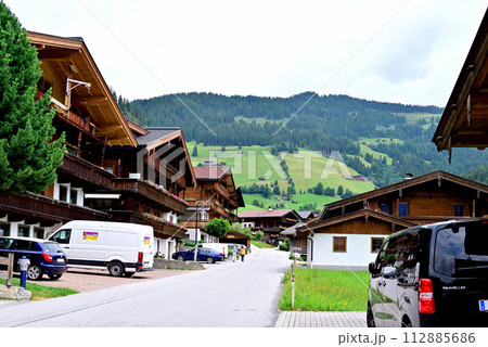 スキーゲレンデとスキー宿の並ぶ アルプバッハ 112885686