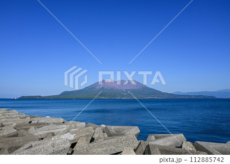 防波堤の先 間近に錦江湾、桜島を望む 防波堤の先 間近に錦江湾、桜島を望む 112885742
