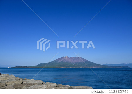防波堤の先 間近に錦江湾、桜島を望む 112885743