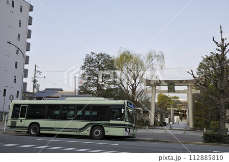 市バスと晴明神社一の鳥居(9系統)13 市バスと晴明神社一の鳥居(9系統)13 112885810