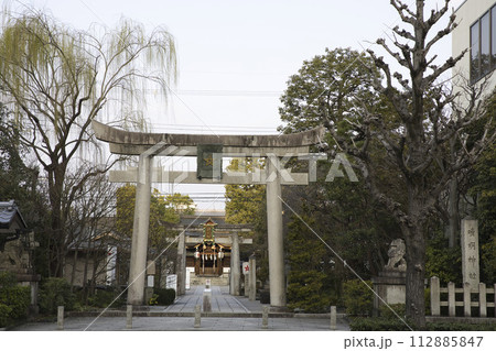 晴明神社 一の鳥居と境内 横構図8 晴明神社 一の鳥居と境内 横構図8 112885847