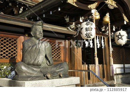 晴明神社　安倍晴明公像と御本殿　横構図4 112885917