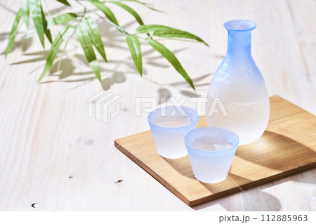 光が差し込む透明な徳利とお猪口　日本酒イメージ 112885963