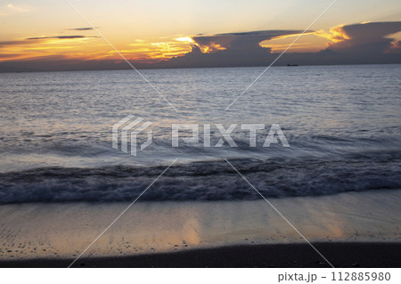 夕焼けの綺麗に染まった空と海 112885980