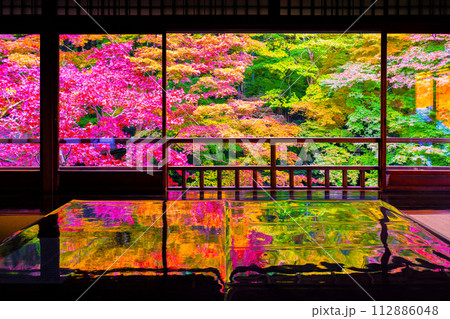 瑠璃光院の紅葉と写り込み 112886048