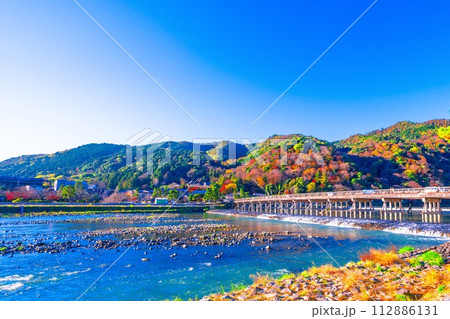 嵐山の紅葉と渡月橋 112886131